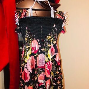 Just in NWOT Guess Silk floral top with ruching design